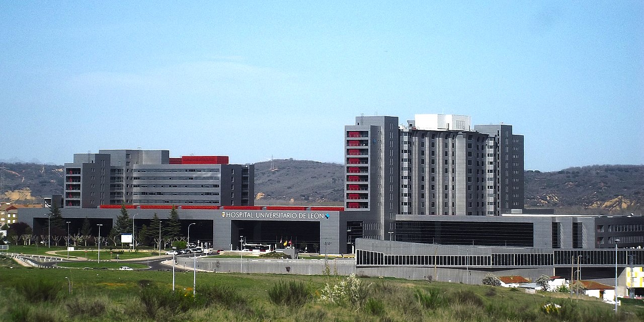 1280px-Vista_del_Hospital_de_León